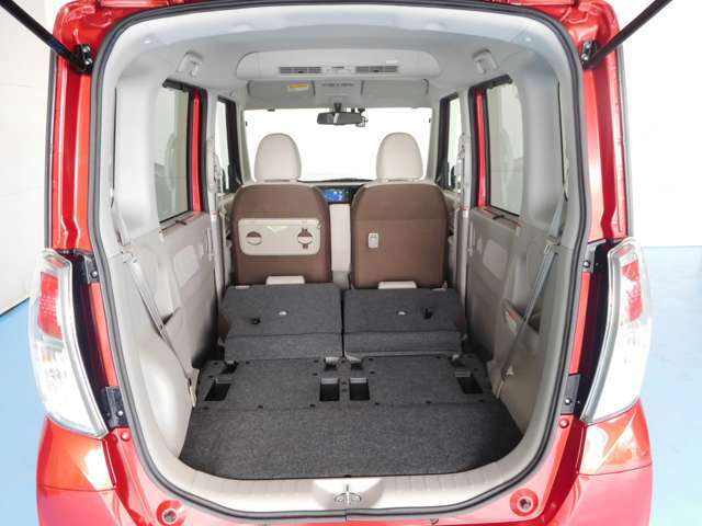 バックドアも大きく荷物の出し入れもらくです　リヤシートは、左右分割式で背もたれを倒すと広いラゲッジルームとして使用可能です