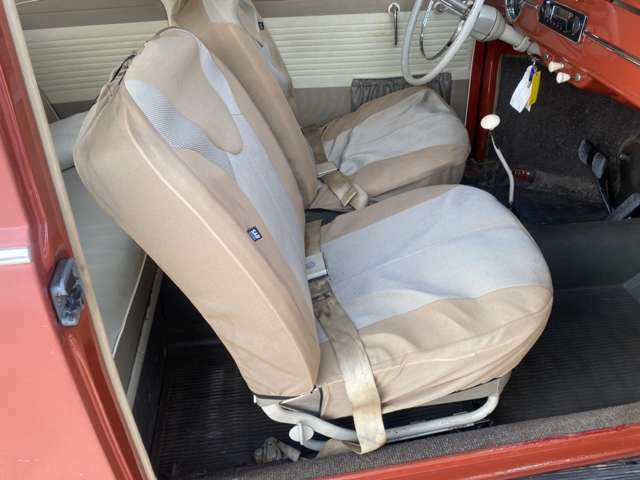 助手席シート、オリジナルですが破れが御座いますのでシートカバー装着しております。