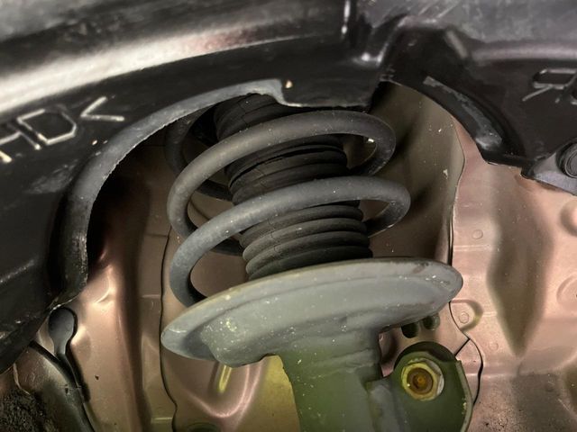お車を安心してお乗りいただく為には、足回りの定期点検が欠かせません。サービスサポート（有償保証）では無料点検もご提供しており、安心のカーライフをお過ごしいただけるサポート体制が整っています。