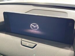 【12.3インチマツダコネクト】車内の雰囲気にマッチした大型ディスプレイ。スマホ接続でのナビ使用やBluetooth再生等、様々な機能が楽しめます。直感的なダイヤル操作が可能で、使い勝手も良好です。
