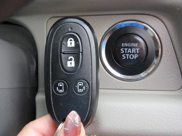 今流行でとても便利なスマートキーも装備！エンジン始動もキー開閉もキーフリーで行えて便利ですよ！
