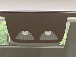 【スマートアシスト】走行中に前方の車両等を認識し、衝突しそうな時は警報とブレーキで衝突回避と被害軽減をアシスト。より安全にドライブをお楽しみいただけます。