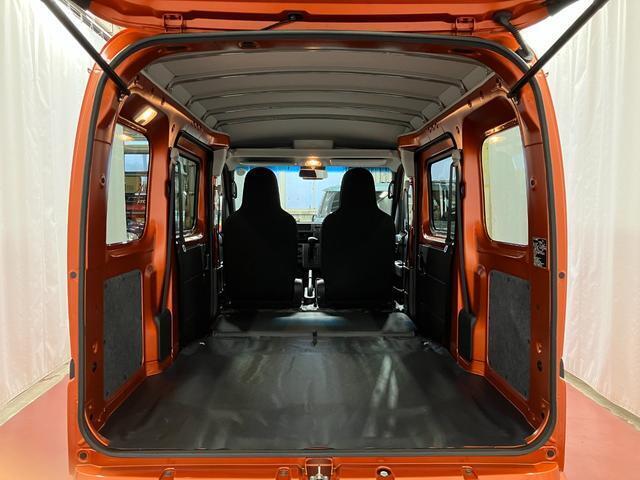 水平格納式リヤシートで、無駄なく荷物が積めるフラットな荷室内部に