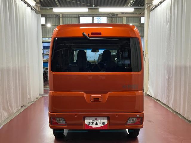 跳ね上げ式バックドアなので、雨天時の荷物の出し入れの際も濡れにくいです