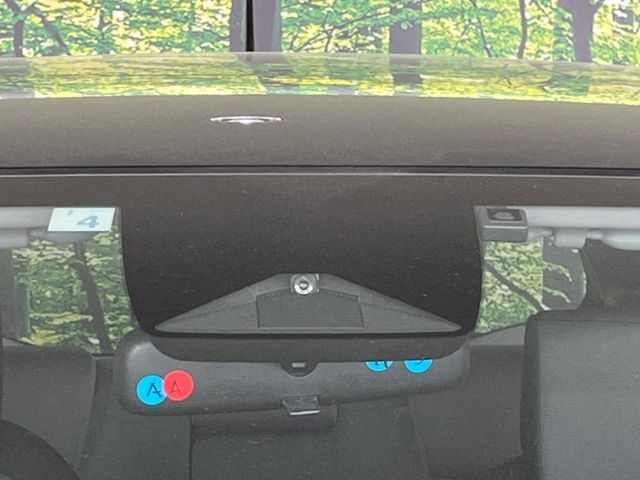 【ホンダセンシング】走行中に前方の車両等を認識し、衝突しそうな時は警報とブレーキで衝突回避と被害軽減をアシスト。より安全にドライブをお楽しみいただけます。