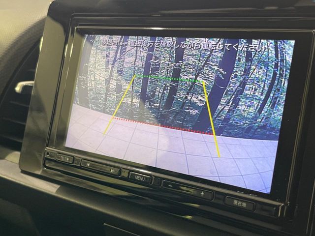 【バックカメラ】駐車時に後方がリアルタイム映像で確認できます。大型商業施設や立体駐車場での駐車時や、夜間のバック時に大活躍！運転スキルに関わらず、今や必須となった装備のひとつです！