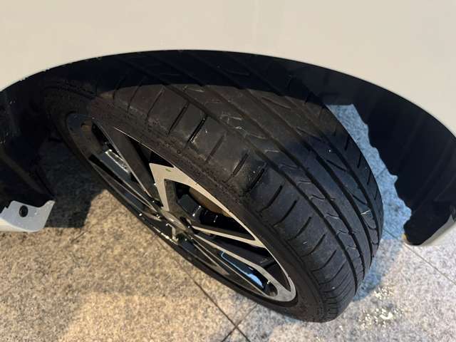 タイヤの溝は4mmです。
