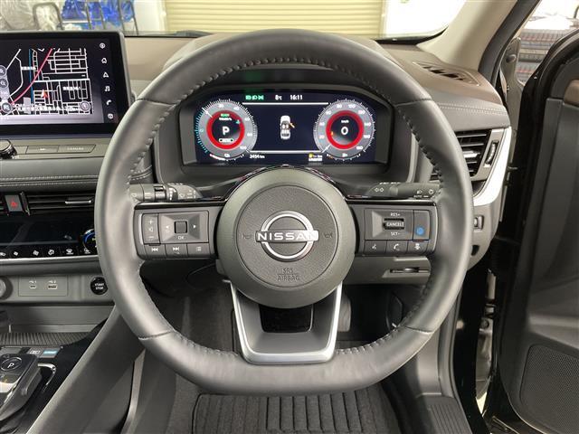 【ハンドル】軽い力で扱いやすいハンドルです。目立つ傷やスレなどなく綺麗な状態です！除菌プランいれていただくとさらに快適に！清潔なお車はお子様にも安心ですね！