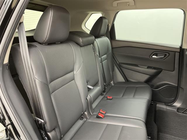【後部座席】後席もゆったりドライブを楽しめます。内外装はプロこだわりのクリーニングで清潔なおクルマでご納車させていただきます！店舗での現車確認も承っています！