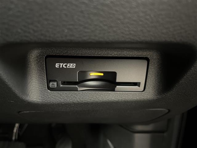 【ETC】有料道路を利用する際に料金所で停止することなく通過できる、ETC車載器（ノンストップ自動料金収受システム機器）が装備されています。セットアップを行うことで利用可能になります。