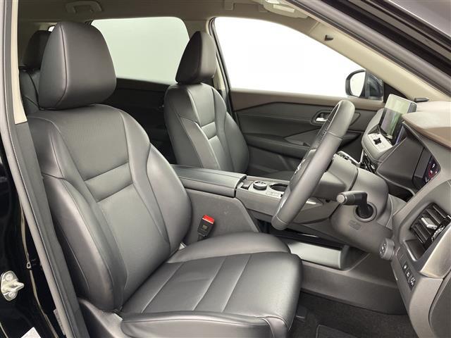 【運転席】座り心地が良いシートなので長時間の運転でも快適にお過ごしいただけます。新品のフロアマットのご注文も可能です。掲載箇所以外にご希望の写真がございましたらお気軽にお問い合わせ下さい。