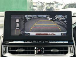 【パノラミックビューモニター】クルマを真上から見下ろした視点で駐車をサポートします！クルマの斜め後ろや真横など、いち早く障害物に気が付くことができます。