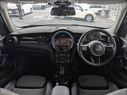 MINIならではのコックピット！！高級感があり、かつシンプルなデザインが飽きがこないとご好評いただいております。スイッチ一つ一つにも「こだわり」とセンスを感じます。