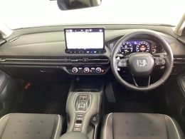 車内は光触媒抗菌消臭施工済です。インパネ周りはスタイリッシュなデザインで機能や装備も充実しています。グローブボックスやカップホルダーのほかにトレーなどたくさんの収納スペースが付いています。