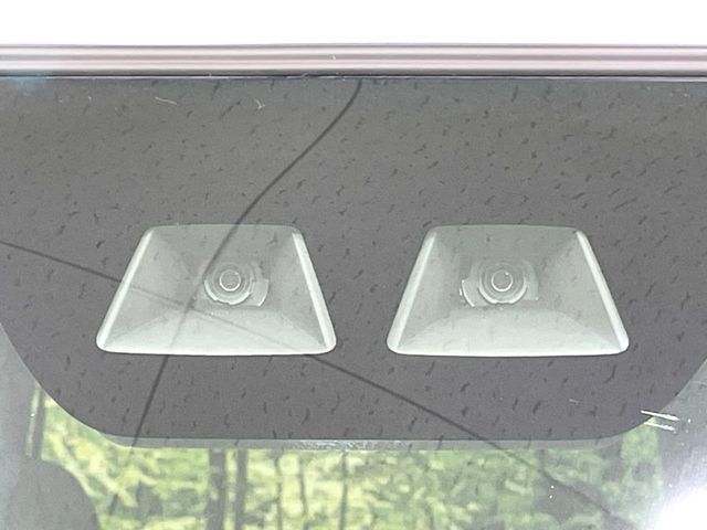 【スマートアシスト】走行中に前方の車両等を認識し、衝突しそうな時は警報とブレーキで衝突回避と被害軽減をアシスト。より安全にドライブをお楽しみいただけます。