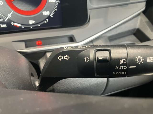 車外の明るさに応じでライトを点灯、消灯してくれるオートライト機能です☆お天気の良い昼間のトンネル走行などオートにしてると便利で安心です☆エンジン停止時にライトの消し忘れも無くなります☆