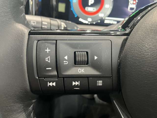 ステアリングスイッチ搭載！ハンドルひとつで手を離さなくても運転中視線をそらさなくても操作が出来て便利です♪