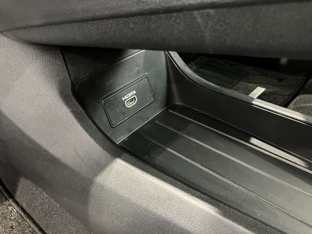 運転席手元に、HDMI端子や、手荷物やティッシュBOXを置けるスペースあります☆
