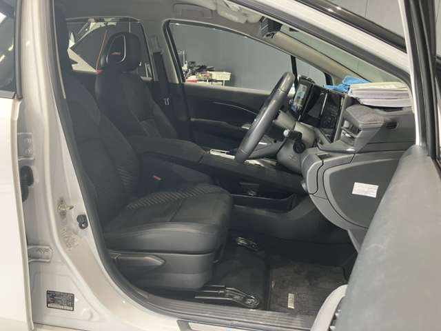 運転席まわりです。運転席からの視界が左右に広く隅々まではっきりと見渡せます！クルマの前端も把握しやすく安心して運転できます！