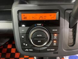 【オートエアコン】一度お好みの温度に設定すれば、車内の温度を検知し風量や温度を自動で調整。暑い…寒い…と何度もスイッチ操作をする必要はありません。快適な車内空間には必須の機能ですね♪