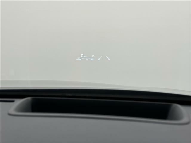 【ヘッドアップディスプレイ】ヘッドアップディスプレイは、フロントウインドウガラスに運転支援システムの作動状況や走行に関するさまざまな情報を表示することができます