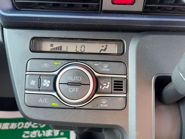 オートエアコン標準装備です。簡単操作で車内が設定した温度になるまで風量、吹き出し口を自動的に調整してくれます。いつでも快適な運転が楽しめます。