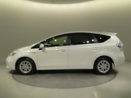 「サイドフォルム」です。流れるようなボディラインが魅力的ですよね。乗降しやすそうなのが、わかりますよね。