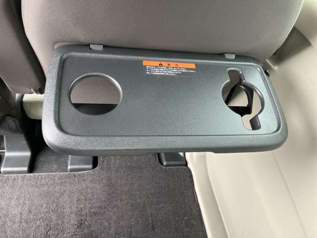 助手席シートバックテーブル。ドリンクマグ対応で倒れる心配はありません。タブレット端末も立てやすい形状です。