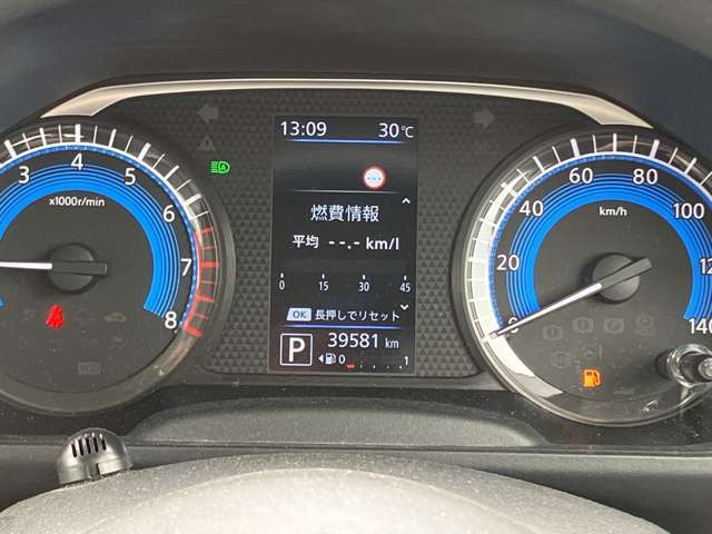 視認性の良いメーターパネルデザインです。