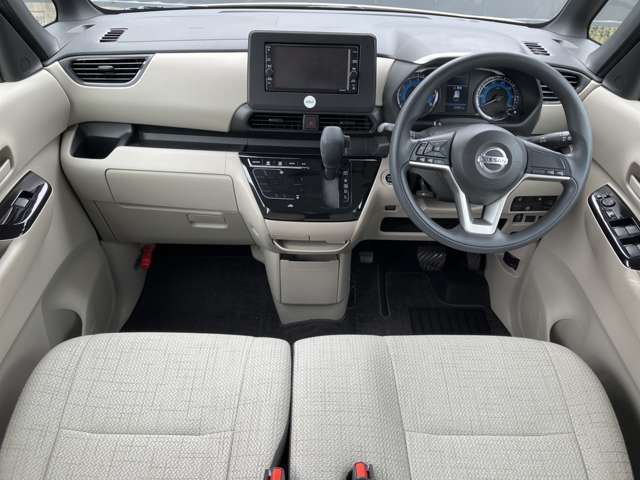 前席内装の全体像です。是非実車をご覧にお越し下さい。