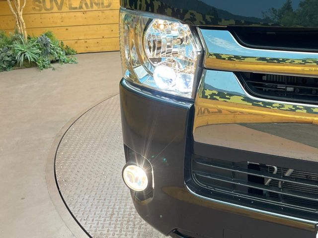 【LEDヘッドライト】悪天候や夜間走行時も良好な視界を確保し安心して運転できる高輝度LEDヘッドライトを装備！点灯速度が早く、消費電力も抑えられています。