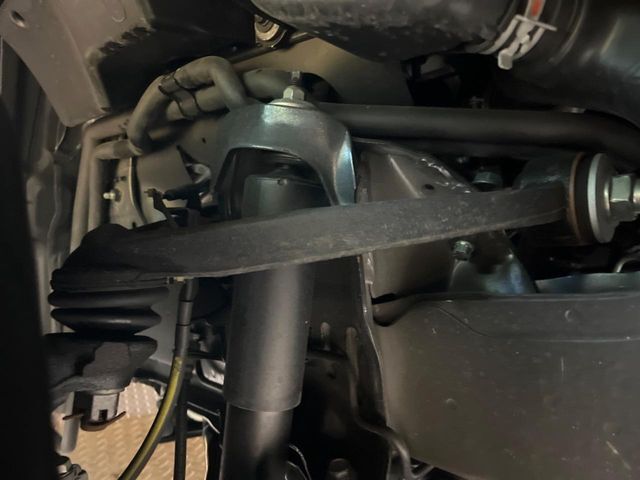 お車を安心してお乗りいただく為には、足回りの定期点検が欠かせません。サービスサポート（有償保証）では無料点検もご提供しており、安心のカーライフをお過ごしいただけるサポート体制が整っています。