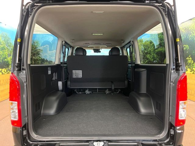 積み下ろしのしやすいデッキにはたっぷりと荷物を積み込んでいただけます。遊びから仕事まで、様々なシーンで頼れます♪