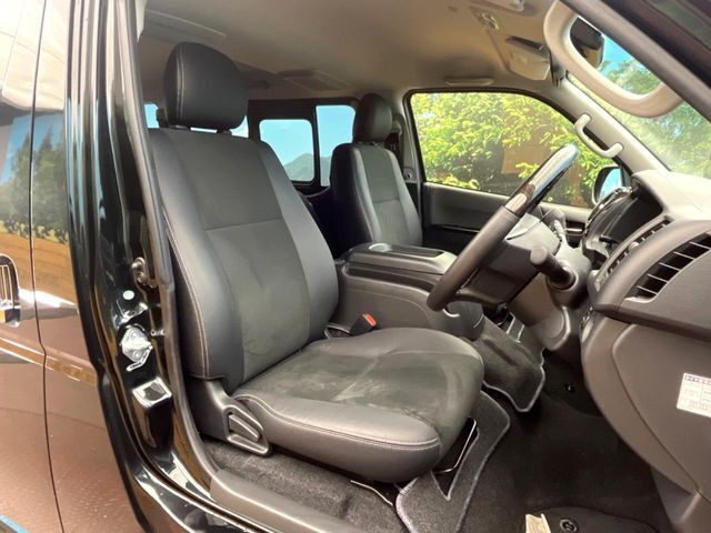 運転席シート廻りは使用感も少なく、良好な状態となっています。丁寧に使われていたことがよくわかりますね。