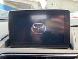 【マツダコネクトナビ】車内の雰囲気にマッチした一体型タイプのナビ。各種車輌設定やBluetooth再生等、様々な機能が楽しめます。直感的なダイヤル操作が可能で、使い勝手も良好です。
