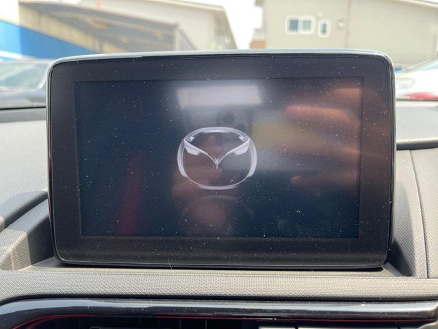 【マツダコネクトナビ】車内の雰囲気にマッチした一体型タイプのナビ。各種車輌設定やBluetooth再生等、様々な機能が楽しめます。直感的なダイヤル操作が可能で、使い勝手も良好です。