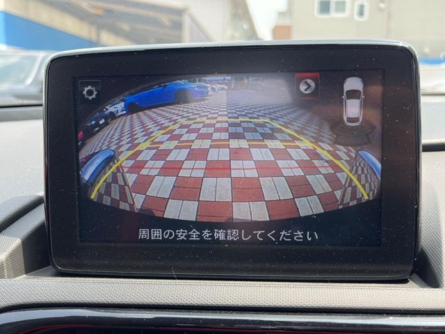 【バックカメラ】駐車時に後方がリアルタイム映像で確認できます。大型商業施設や立体駐車場での駐車時や、夜間のバック時に大活躍！運転スキルに関わらず、今や必須となった装備のひとつです！