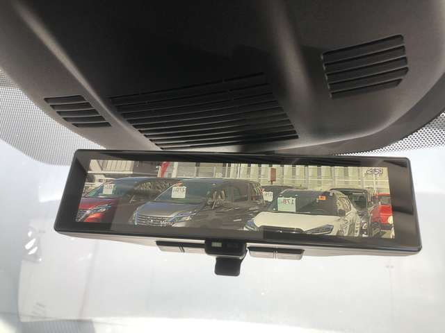 ◆スマートルームミラー◆乗員・ヘッドレスト・積載物などでさえぎられがちなルームミラーの後方視界をクリアに保ちます！車内の状況に関わらず、車両後方にあるカメラの映像をルームミラーに映し出します！