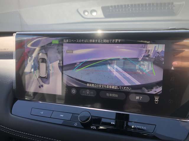 ◆アラウンドビューモニター◆ひと目で周囲の状況がわかるため、スムースに駐車できます。さらに、人や自転車など周囲に動くものがいる場合に表示とブザーで注意を促します。