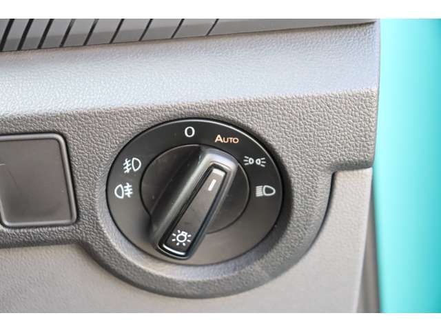 （ヘッドライトスイッチ）フォグランプやリアフォグランプの操作もスイッチ一つで完結。＊一部車種除く視点を変えずにドライビングに集中して頂く為の工夫の一つです。