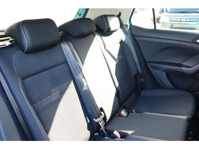 （リアシート）他社からのお乗換え時、最初は少し姿勢の違いを感じると思います。長時間のドライブでも疲れにくいシート素材やシートポジションへの拘りを体感下さい。