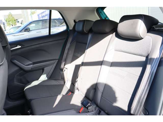 （リアシート）他社からのお乗換え時、最初は少し姿勢の違いを感じると思います。長時間のドライブでも疲れにくいシート素材やシートポジションへの拘りを体感下さい。