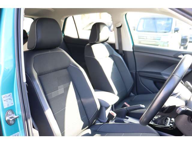 （運転席助手席）安全装備をオプションで追加するのは日本的発想。フォルクスワーゲン車はサイドエアバッグを全車標準で装備しております。