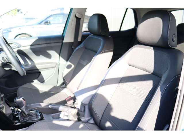 （運転席助手席）安全装備をオプションで追加するのは日本的発想。フォルクスワーゲン車はサイドエアバッグを全車標準で装備しております。