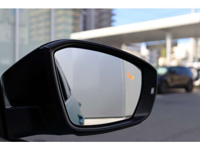 （ブラインドスポットディテクション）後方死角検知機能付です。15kmh以上で作動し、追い越してきた車両など死角に潜む危険を察知しドアミラーに内蔵されたランプで注意を促してくれます。