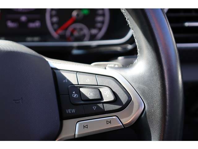（ステアリングリモコン付）ステアリングリモコン付き本革巻きステアリングです。視線をそらさずにオーディオや燃費表示の操作が可能です。