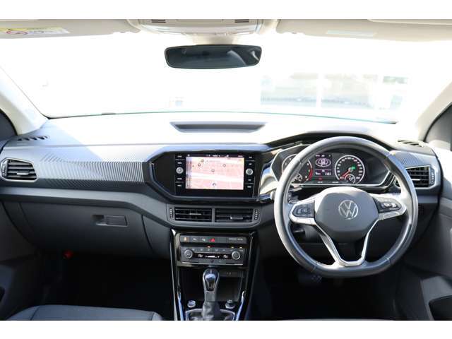 （インパネ周り）スイッチ類の配置はモデルチェンジ後も大きく変えませんのでお乗換えの際、操作にスムースに馴染んで頂けます。10年飽きないデザインと使い勝手を考えるVWならではの発想です。