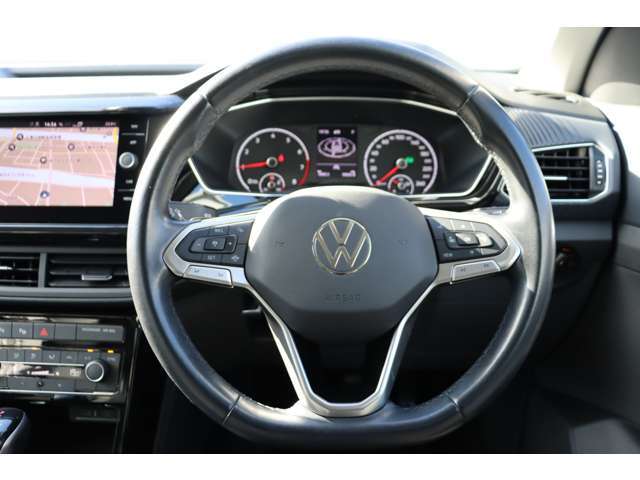 ステアリングも革巻きになっており、握りやすくしっかりと手に馴染みます。