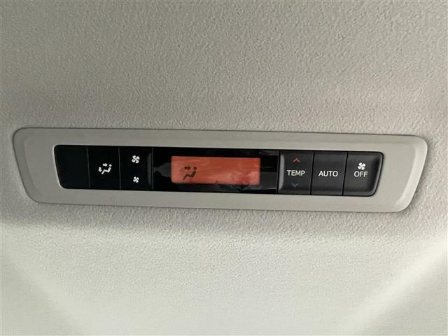【Wエアコン（後席エアコン）】エアコンが前席に加え、後部座席用にも独立して設置されていており、暑い夏でも寒い冬でも、車内に快適な空気を届けるので、いつでも快適な車内空間を創り上げます！