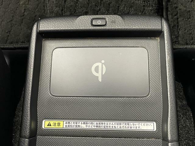 【ワイヤレス充電器（Qi）】走行中にスマートフォンをワイヤレスで充電できます！